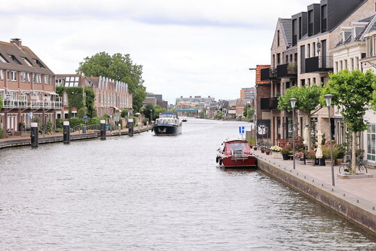 Blick auf den "alten Rhein" im Zentrum der Stadt Alphen an den Rijn in der Niederl&auml;ndischen Provinz Holland	