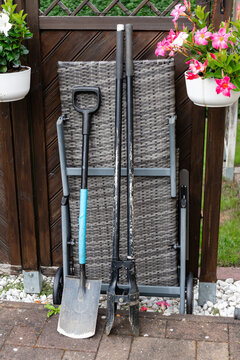 Shovel and manual post hole digger for patio roof foundation