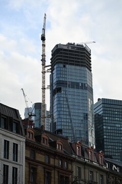 Baustelle an einem Hochhaus in Frankfurt