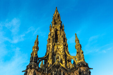 Fototapeta premium Scott Monument at golden sunset in Edinburgh, Scotland, UK