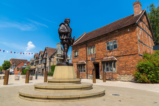 Statue of William Shakespeare near Shakespeares Birthplace House in Stratford upon Avon, Warwickshire, England, UK