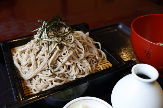 大盛りのざるそば。十割そば。海苔トッピング。黒い竹ざる。