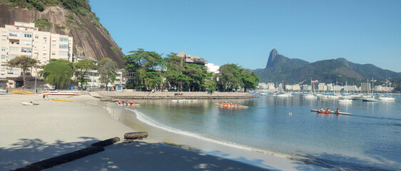 Fototapeta premium Sugarloaf Mountain Rio rock hill peak mountain landscape nature blue sky city skyline neighborhood building house tree nature beach sea fun vacation beauty beautiful boat sport kayak Va'a sailboat