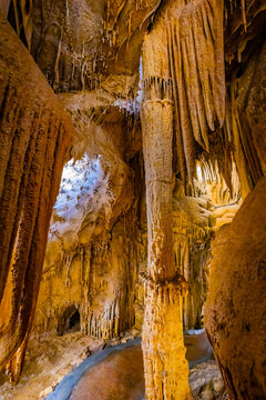 Intricate stalactites and stalagmites inside Lehman Caves