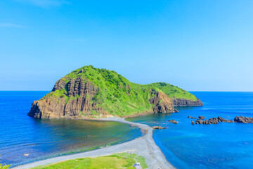 Fototapeta premium 初夏の二ツ亀 佐渡島 新潟県佐渡市