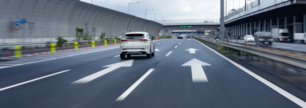 自動車　車　高速道路