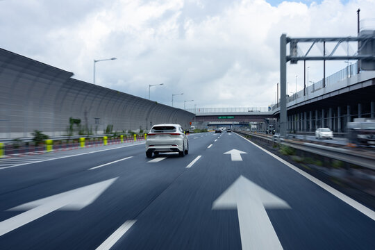 自動車　車　高速道路