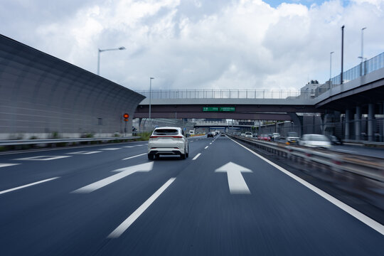 自動車　車　高速道路