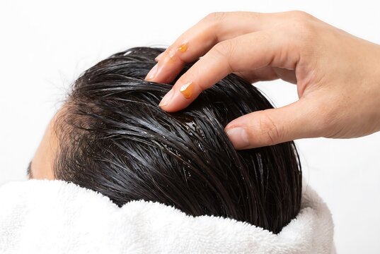 タオルを巻いて行うヘアオイルの頭皮マッサージ