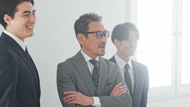 男性ビジネスパーソンのグループ。チームワーク、人材、経営、団結、企業、会社、リーダー、社長、上司