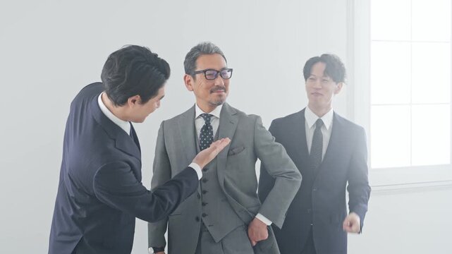 男性ビジネスパーソンのグループ。チームワーク、人材、経営、団結、企業、会社、リーダー、社長、上司