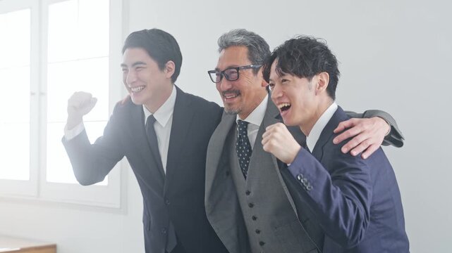 男性ビジネスパーソンのグループ。チームワーク、人材、経営、団結、企業、会社、ガッツポーズ、やる気