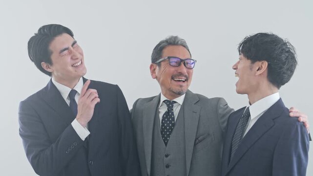 男性ビジネスパーソンのグループ。チームワーク、応援、人材、期待、新人、上司、社長、励ます、挑戦、仕事