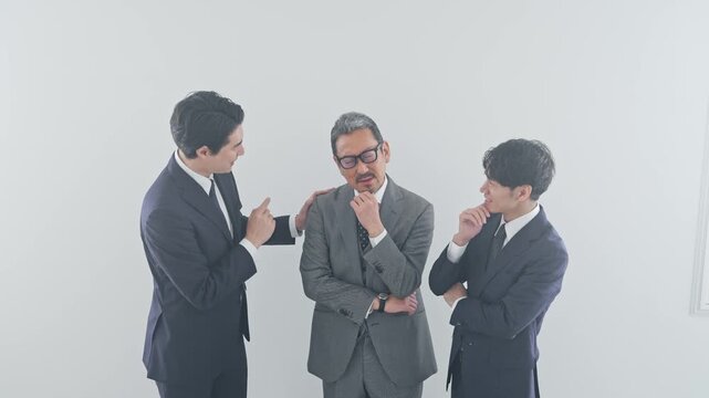 悩む男性ビジネスパーソンのグループ。経営、上司、部下、指導、人手不足、要望、疑問、不満、不安、心配
