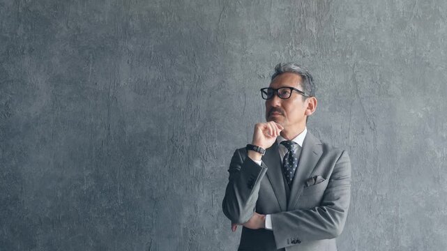 悩むミドル男性ビジネスパーソン。社長、経営者、不安、心配、不満、考える、疑問、困る、経営、課題、問題