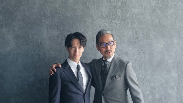 肩を組む男性ビジネスパーソン。チームワーク、団結、経営、人材、事業承継、上司、部下、企業、二人