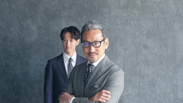 二人の男性ビジネスパーソン。上司、部下、社長、経営者、人材、世代交代、事業承継、笑顔、企業、クール