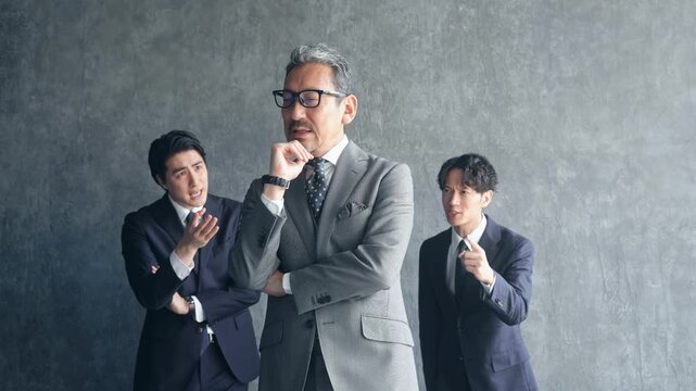悩む上司と文句を言う部下。社長、経営者、不満、人材、リーダー、企業、課題、失敗、困る、考える、疑問