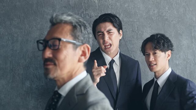 上司を後ろ指さす部下たち。不満、ビジネス、企業、社長、経営者、イライラ、転職、疑問、不正、不祥事