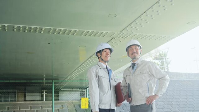 設備を点検する作業員。工事、検査、修理、メンテナンス、保守、建設、チームワーク、業者、人材、安全