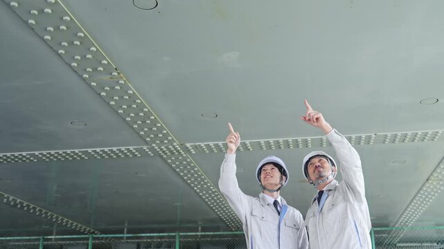 設備を点検する作業員。工事、検査、修理、メンテナンス、保守、建設、チームワーク、業者、人材、安全