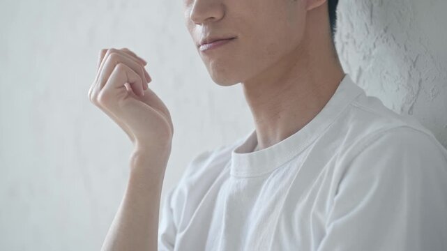 リラックスする若い男性。メンズ、美容、ボディケア、スキンケア、エステ、爽やか、イケメン、コスメ、美肌