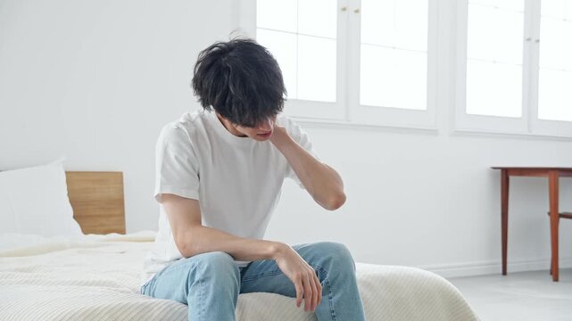 疲労を感じる男性。肩こり、疲れ、ライフスタイル、ボディケア、マッサージ、倦怠感、ヘルスケア、健康