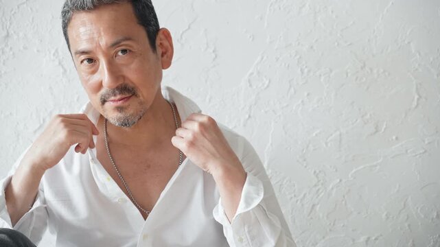 おしゃれなミドル男性。メンズビューティ、エステ、脱毛、サロン、イケおじ、ファッション、消臭、加齢臭