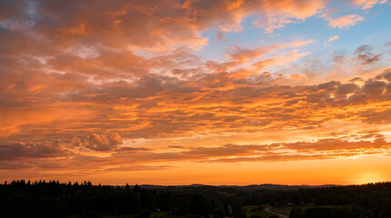 Obraz premium Vibrant Sunset Over Forested Hills with Dramatic Cloudscape