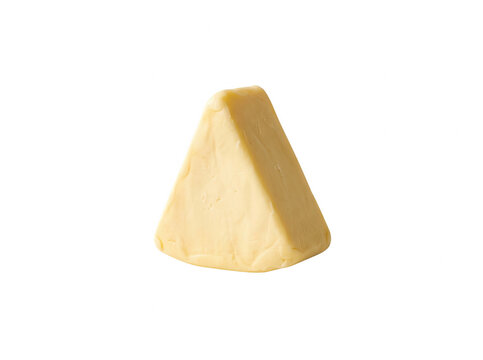 Una cu&ntilde;a de queso amarillo de forma triangular aislada sobre un fondo blanco puro, mostrando una textura firme y cremosa ideal para gastronom&iacute;a, men&uacute;s de restaurantes, publicidad de alimentos y