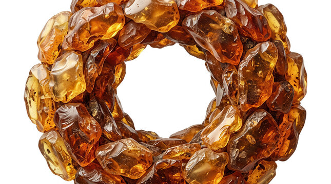 Um anel circular feito de pedras de &acirc;mbar natural polidas, exibindo tons quentes de dourado e marrom, isolado sobre um fundo branco puro, ideal para design de joias e conceitos de luxo natural.