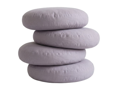 Uma pilha de quatro almofadas redondas de cor lil&aacute;s suave, dispostas verticalmente sobre um fundo branco isolado, destacando o design minimalista, a textura de tecido macio e o formato geom&eacute;trico