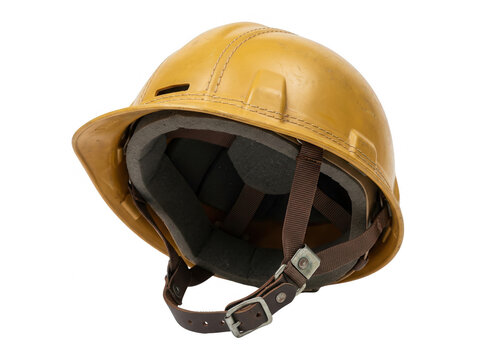Ein gelber Schutzhelm f&uuml;r Bauarbeiter mit verstellbarem Innenfutter und Kinnriemen, isoliert auf wei&szlig;em Hintergrund, ideal f&uuml;r Arbeitssicherheit, Industrie und Bauwesen Konzepte.