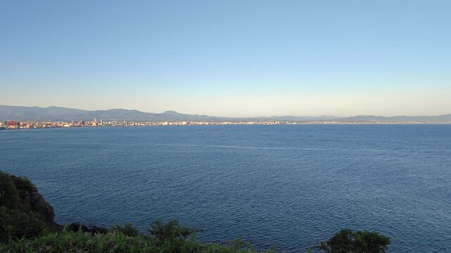 岬から港町を望む風景。