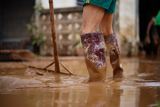 After the flood, the area was covered in mud and debris.