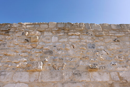 Muro perimetrale con cielo azzurro