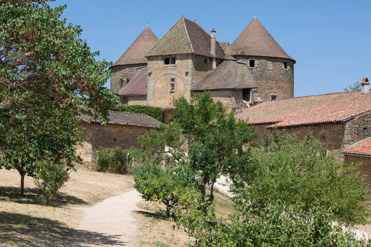 Le Ch&acirc;teau de Berz&eacute;-le-Ch&acirc;tel est la forteresse m&eacute;di&eacute;vale la plus grande et la mieux conserv&eacute;e en Sa&ocirc;ne-et-Loire en Bourgogne. Monument historique, d&eacute;cor de film