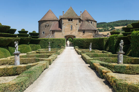 Le Ch&acirc;teau de Berz&eacute;-le-Ch&acirc;tel est la forteresse m&eacute;di&eacute;vale la plus grande et la mieux conserv&eacute;e en Sa&ocirc;ne-et-Loire en Bourgogne. Monument historique, d&eacute;cor de film