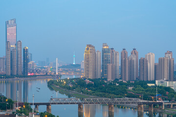 Fototapeta premium Chongqing Skyline at Dusk with Yangtze River and Bridge