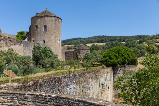 Le Ch&acirc;teau de Berz&eacute;-le-Ch&acirc;tel est la forteresse m&eacute;di&eacute;vale la plus grande et la mieux conserv&eacute;e en Sa&ocirc;ne-et-Loire en Bourgogne. Monument historique, d&eacute;cor de film