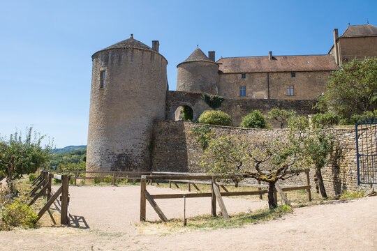 Le Ch&acirc;teau de Berz&eacute;-le-Ch&acirc;tel est la forteresse m&eacute;di&eacute;vale la plus grande et la mieux conserv&eacute;e en Sa&ocirc;ne-et-Loire en Bourgogne. Monument historique, d&eacute;cor de film