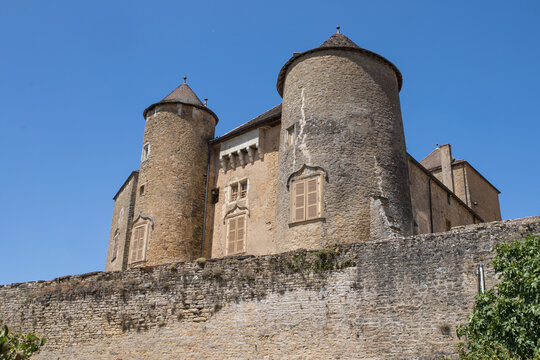 Le Ch&acirc;teau de Berz&eacute;-le-Ch&acirc;tel est la forteresse m&eacute;di&eacute;vale la plus grande et la mieux conserv&eacute;e en Sa&ocirc;ne-et-Loire en Bourgogne. Monument historique, d&eacute;cor de film