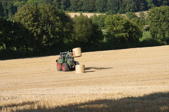 Fendt Traktor mit Stoll FZ 50.1 Frontlader beim Verladen und Transport von Strohballen auf dem Feld am 01.08.2026 in Oerlinghausen Vorm Obernberge im Teutoburger Wald in Ostwestfalen-Lippe