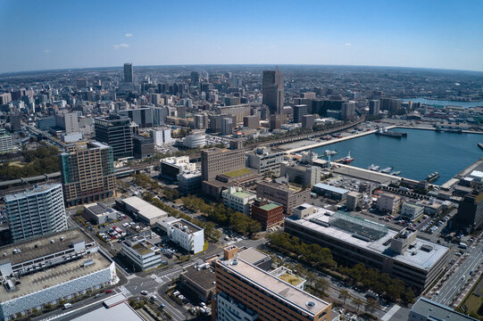 現代都市のドローン空撮。社会、建設、俯瞰、ビジネス、交通、産業、青空、道路、鉄道、展望、地平線、日本