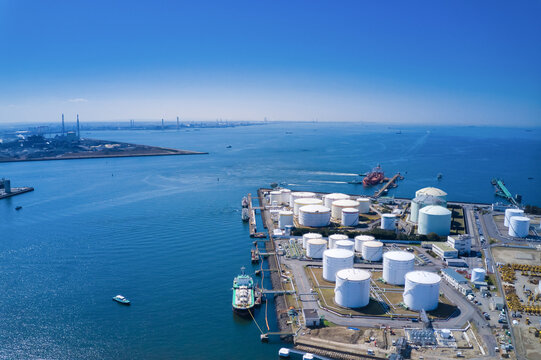 工業地帯のドローン空撮。産業、製造業、工場、港湾、船舶、エネルギー、石油、原油、LNG、電力、海運