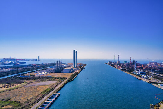 工業地帯のドローン空撮。工場、製造業、産業、煙突、エネルギー、生産、石油化学、製油所、鉄工業、電力