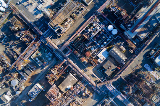 工業地帯の真俯瞰ドローン空撮。工場、産業、エネルギー、石油化学、製油所、資源、原油、石油、環境、日本