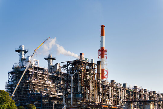 工場の風景。産業、製造業、工業、製油所、エネルギー、石油化学、建物、建設、電力、発電所、技術、青空