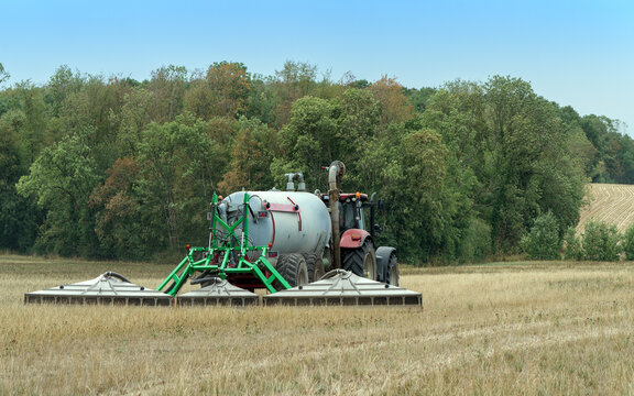 tracteur agricole avec rampe &eacute;pandage de lisier sur le terrain