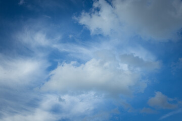 Obraz premium Clear blue sky with scattered white clouds